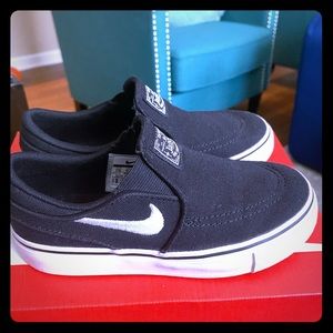 Nike slip on